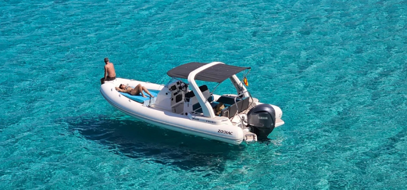 Zodiac Medline 7.5 Draco navegando