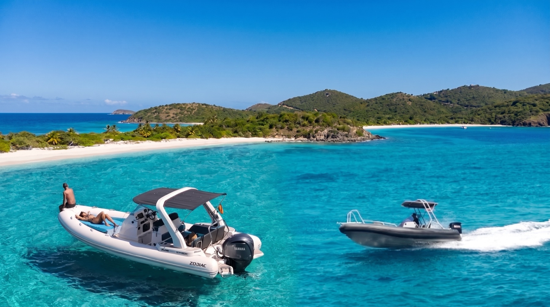 Las dos semirrígidas de Moon Charter fondeadas en aguas turquesas