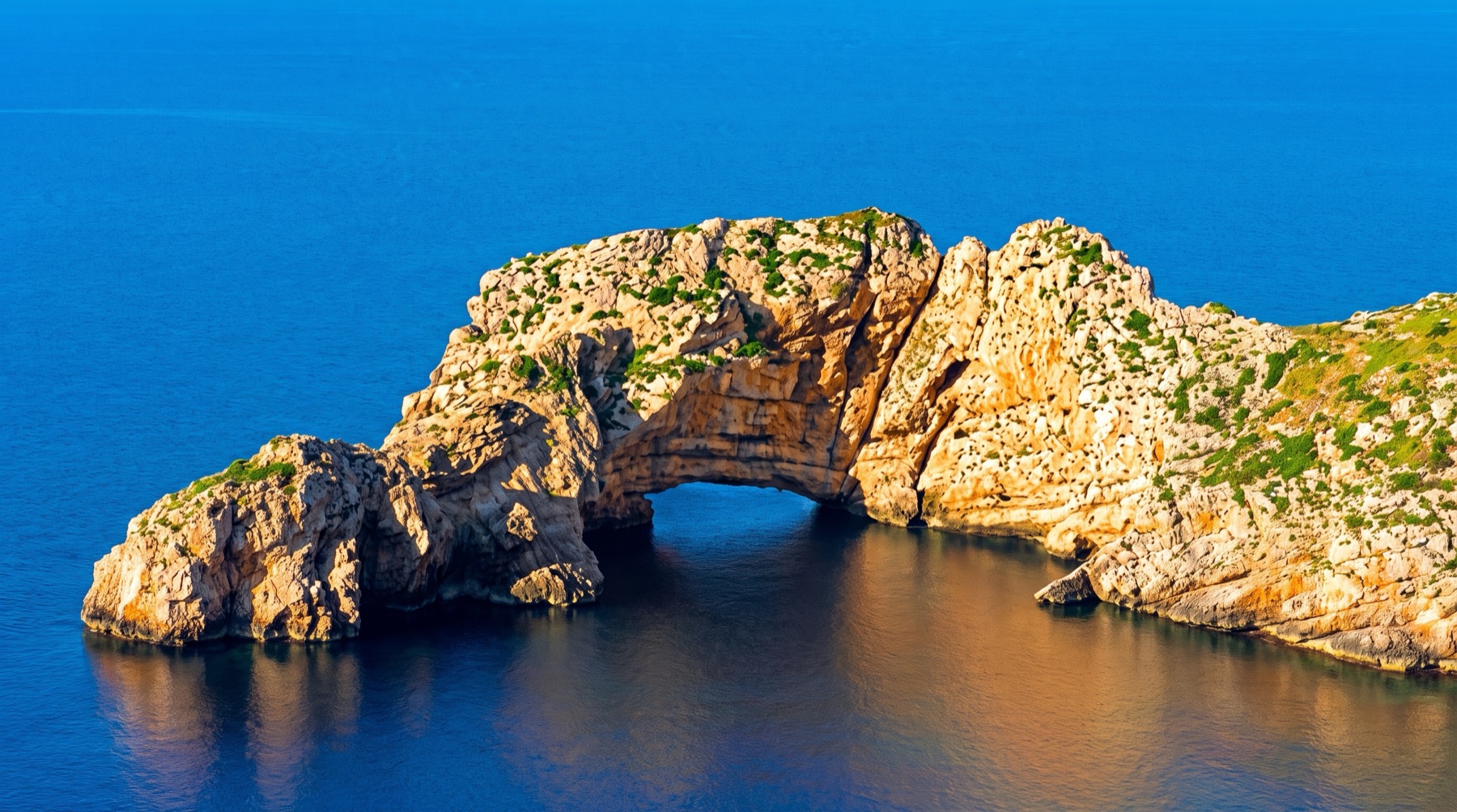 El arco natural de Ses Margalides, frente a Cap Nunó, en la costa norte de Ibiza