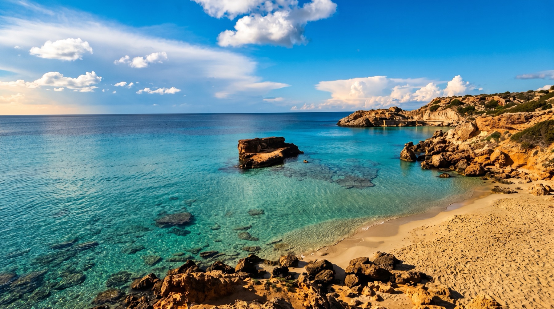 Cala de aguas turquesas en la costa oeste de Ibiza, en la ruta al sur